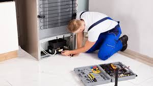 Técnico consertando freezer