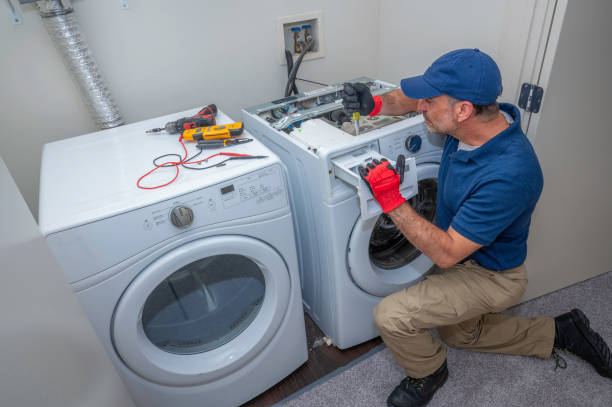 Técnico consertando lavadora
